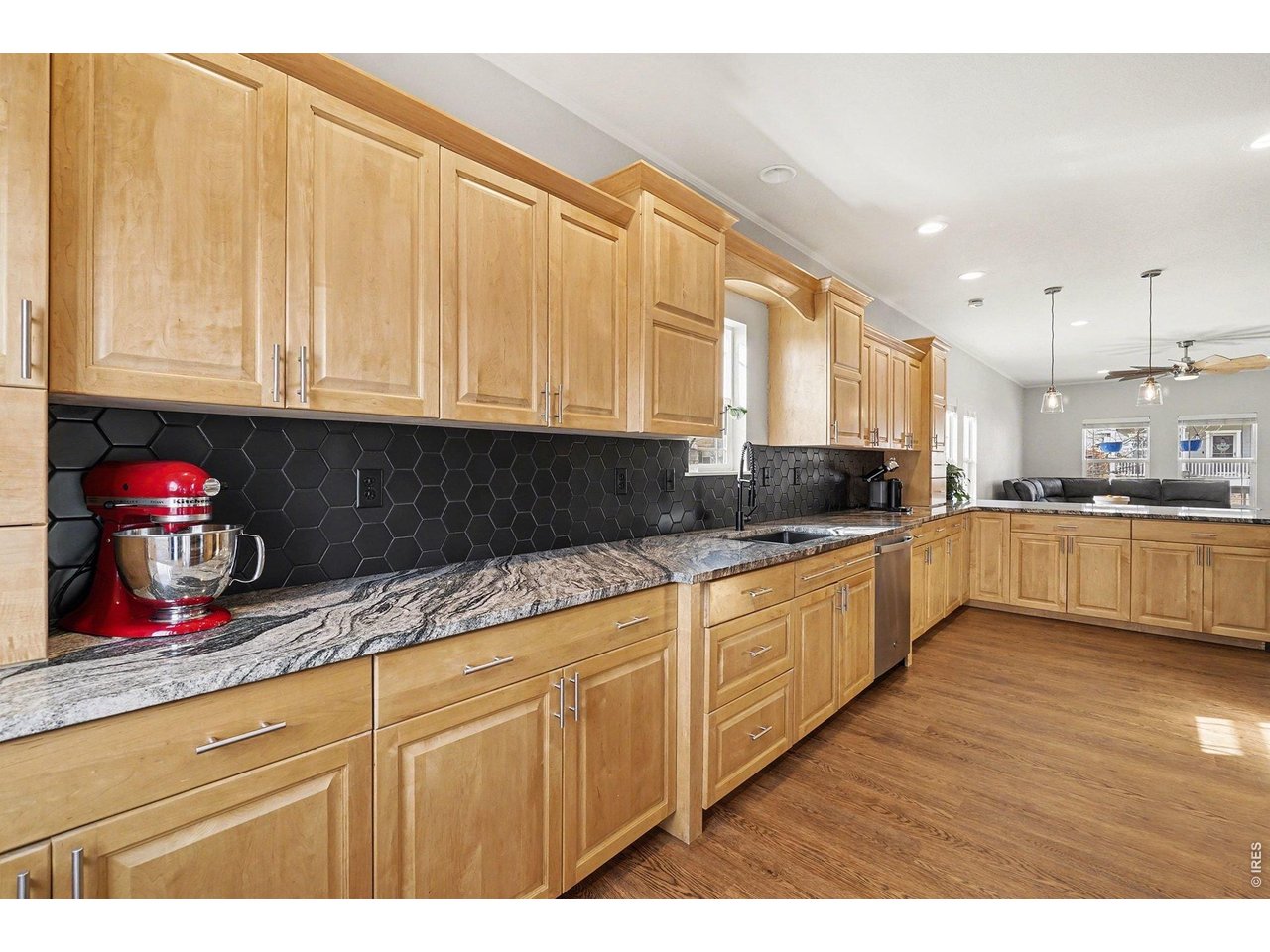 844 Cliffrose Way