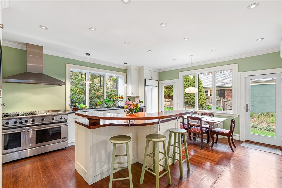 76 Freeman Parkway