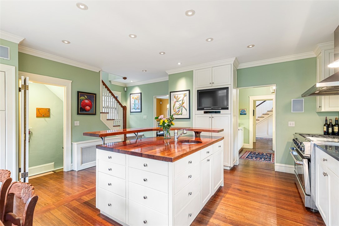 76 Freeman Parkway