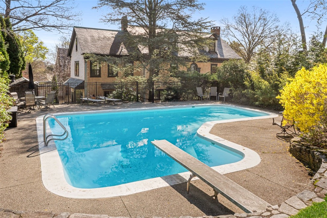 76 Freeman Parkway