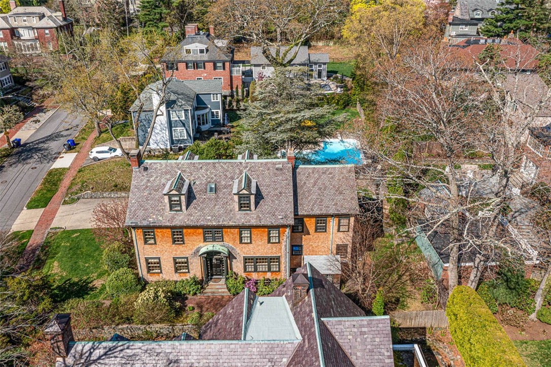 76 Freeman Parkway