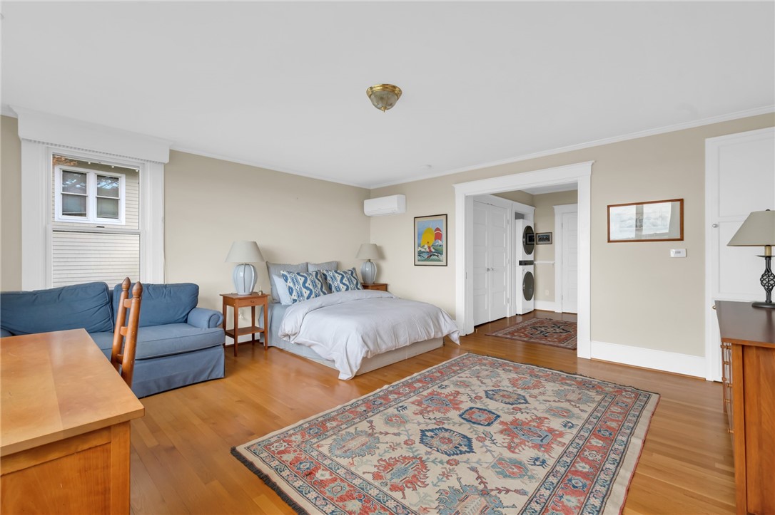 4 Van Zandt Avenue