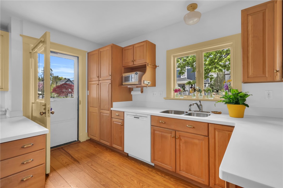 4 Van Zandt Avenue