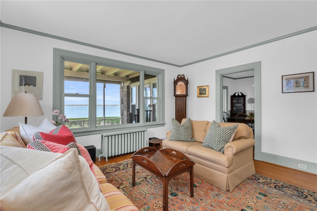 4 Van Zandt Avenue