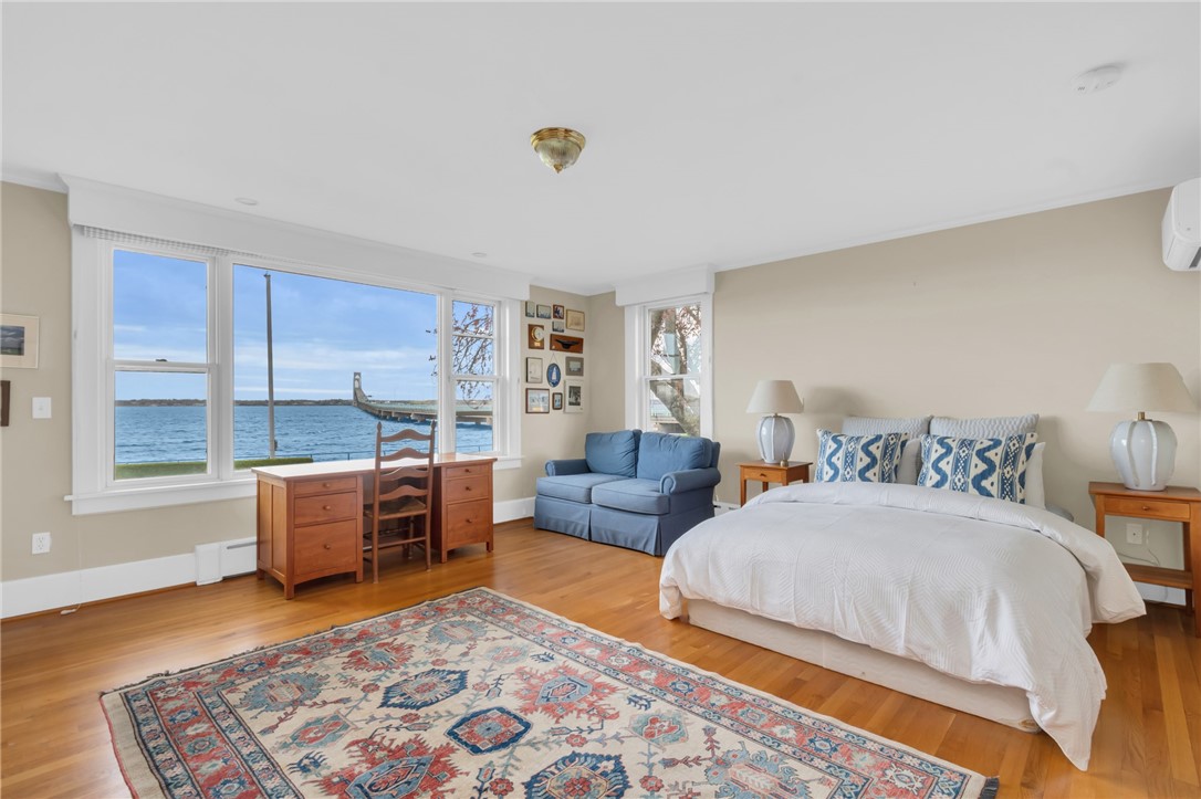 4 Van Zandt Avenue