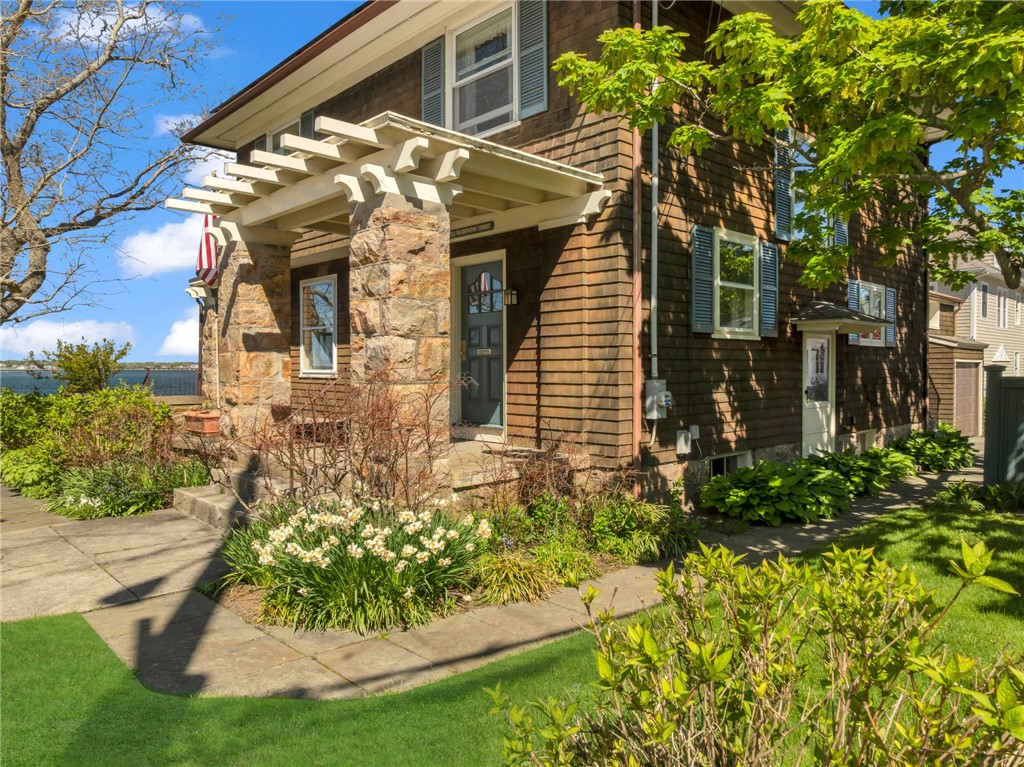 4 Van Zandt Avenue