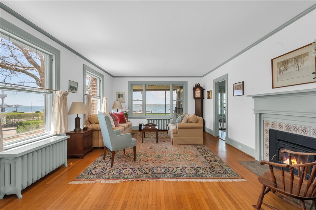 4 Van Zandt Avenue