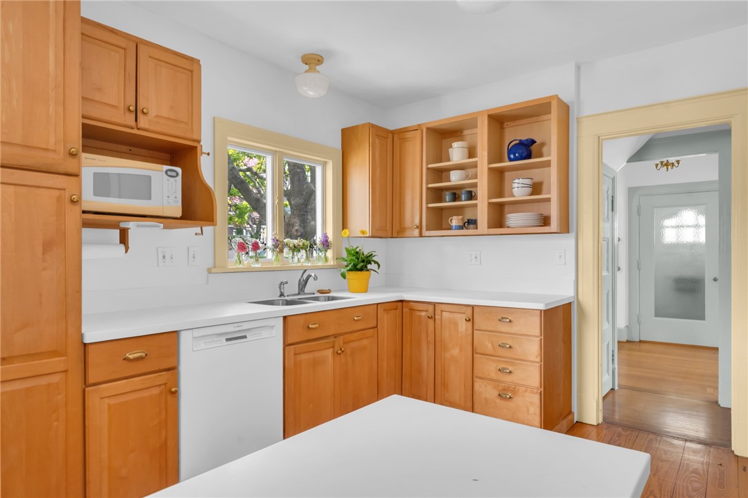 4 Van Zandt Avenue