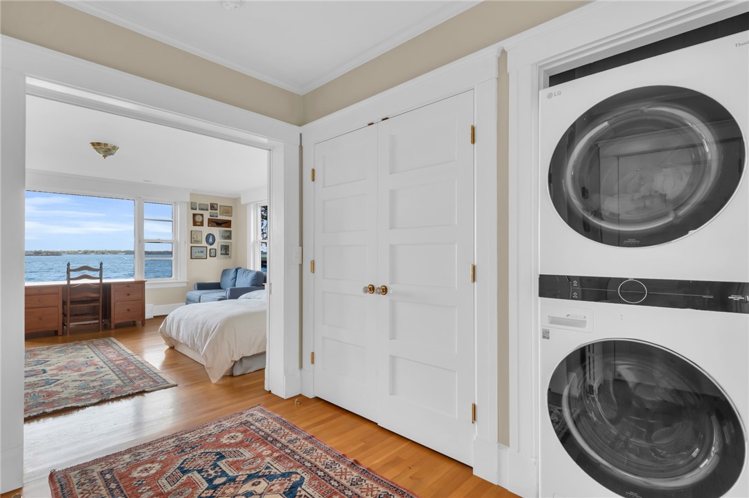 4 Van Zandt Avenue