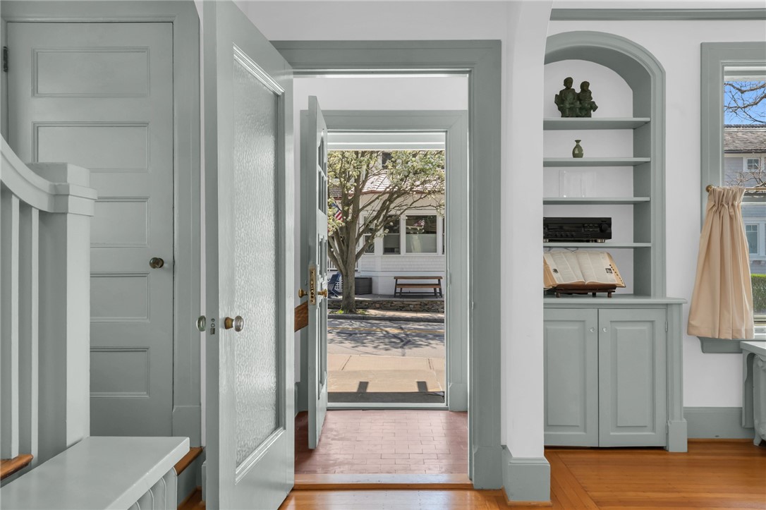 4 Van Zandt Avenue