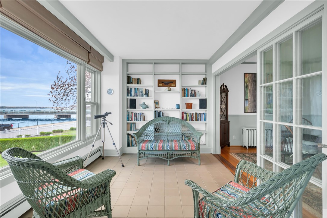 4 Van Zandt Avenue
