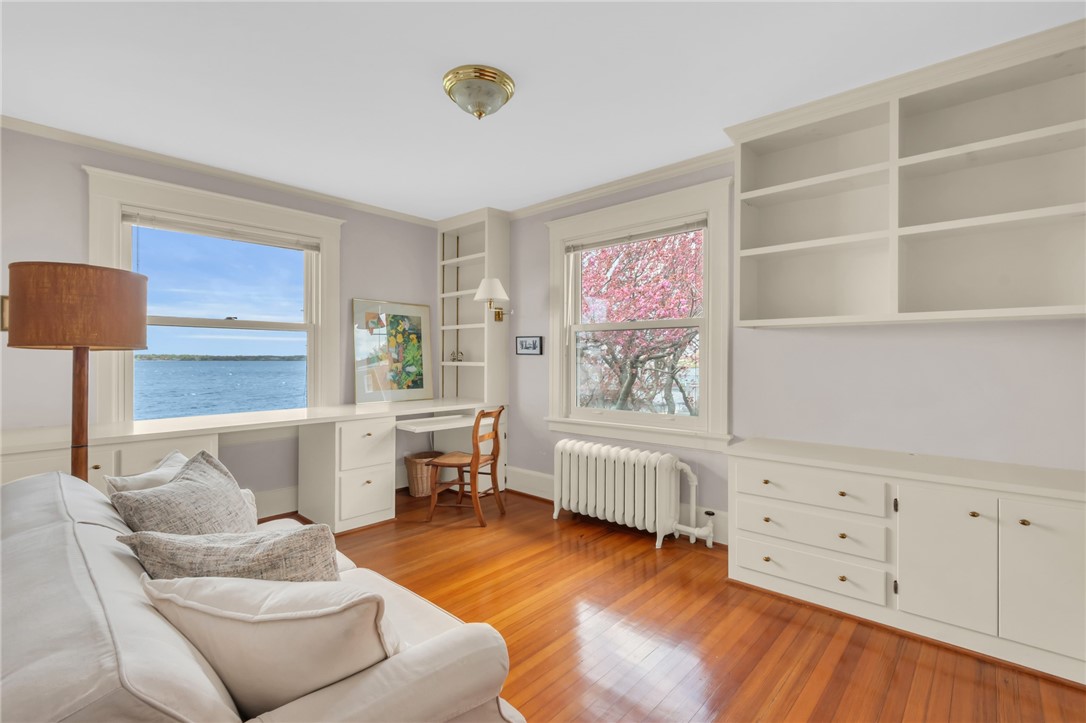 4 Van Zandt Avenue