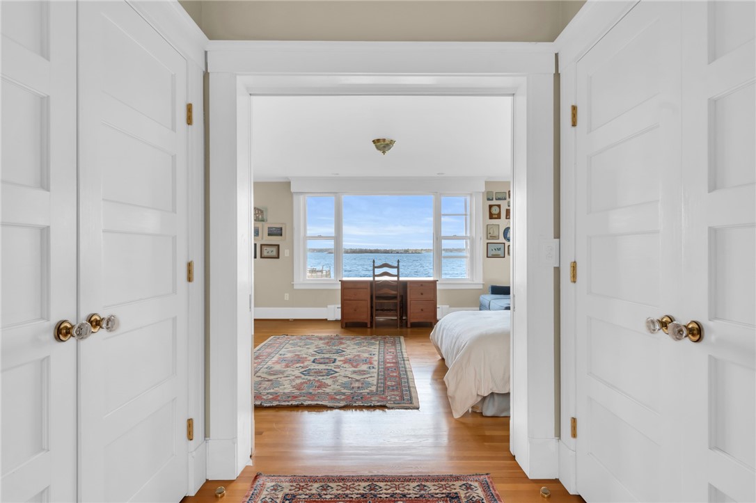 4 Van Zandt Avenue