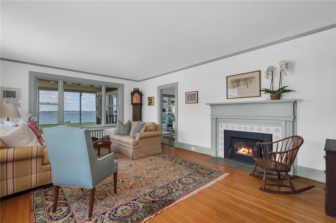 4 Van Zandt Avenue