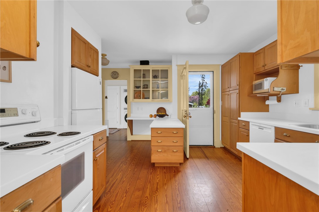 4 Van Zandt Avenue