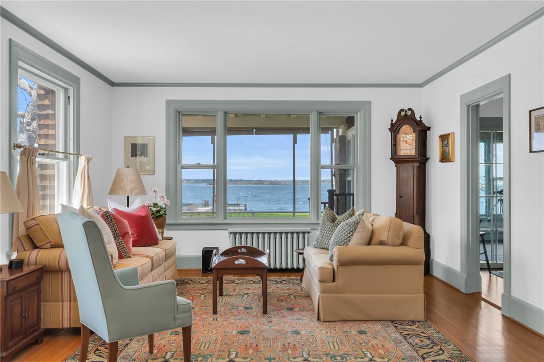 4 Van Zandt Avenue