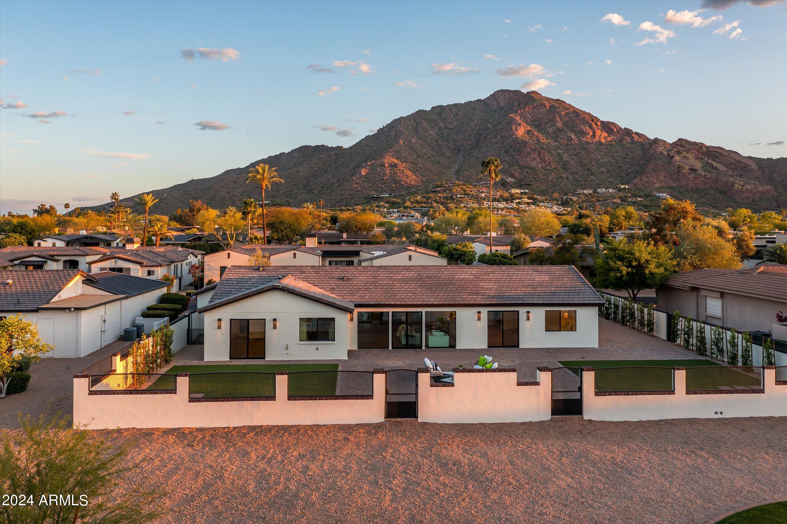 5635 E LINCOLN Drive 4