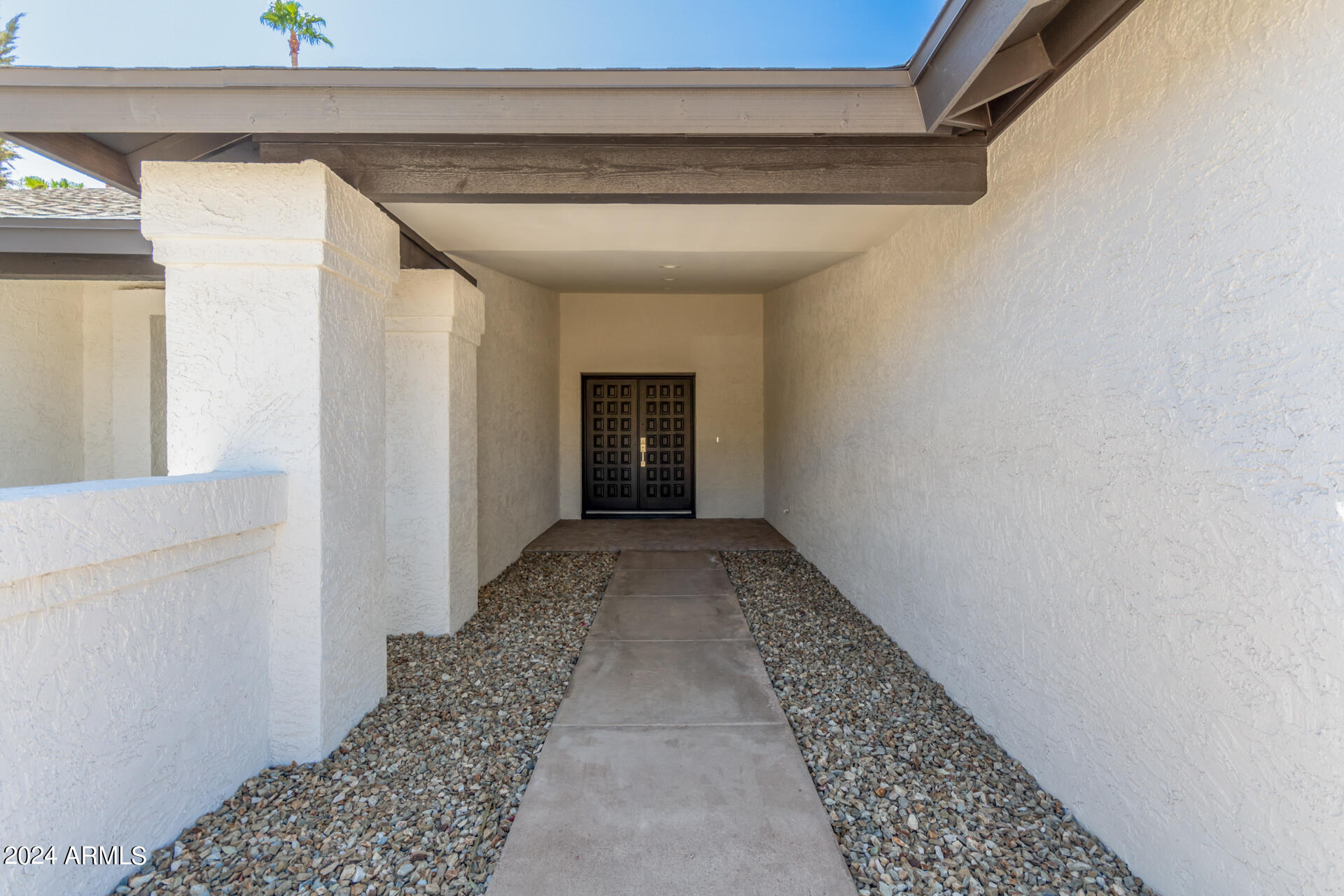1905 E MYRNA Lane