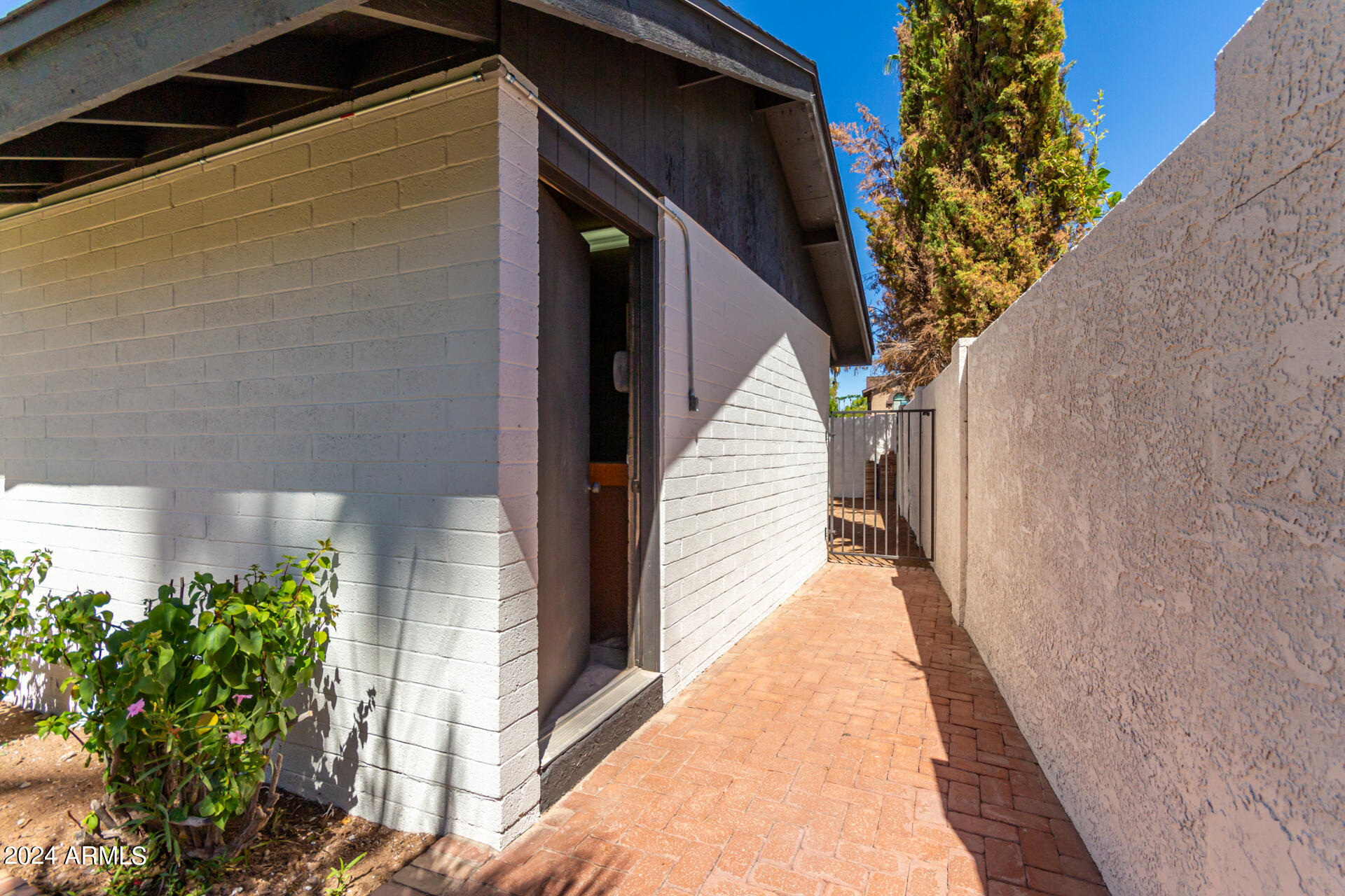 1905 E MYRNA Lane