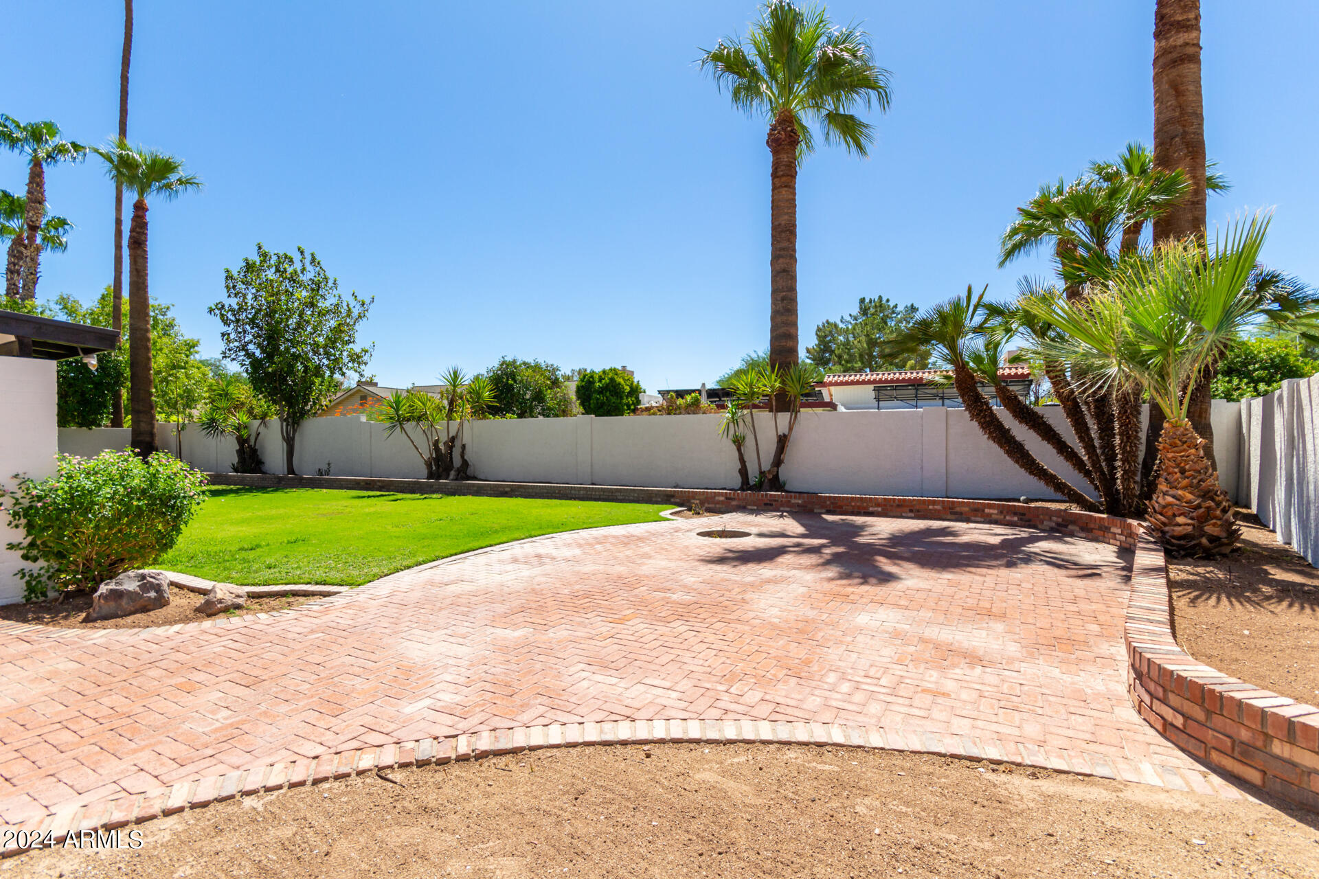 1905 E MYRNA Lane