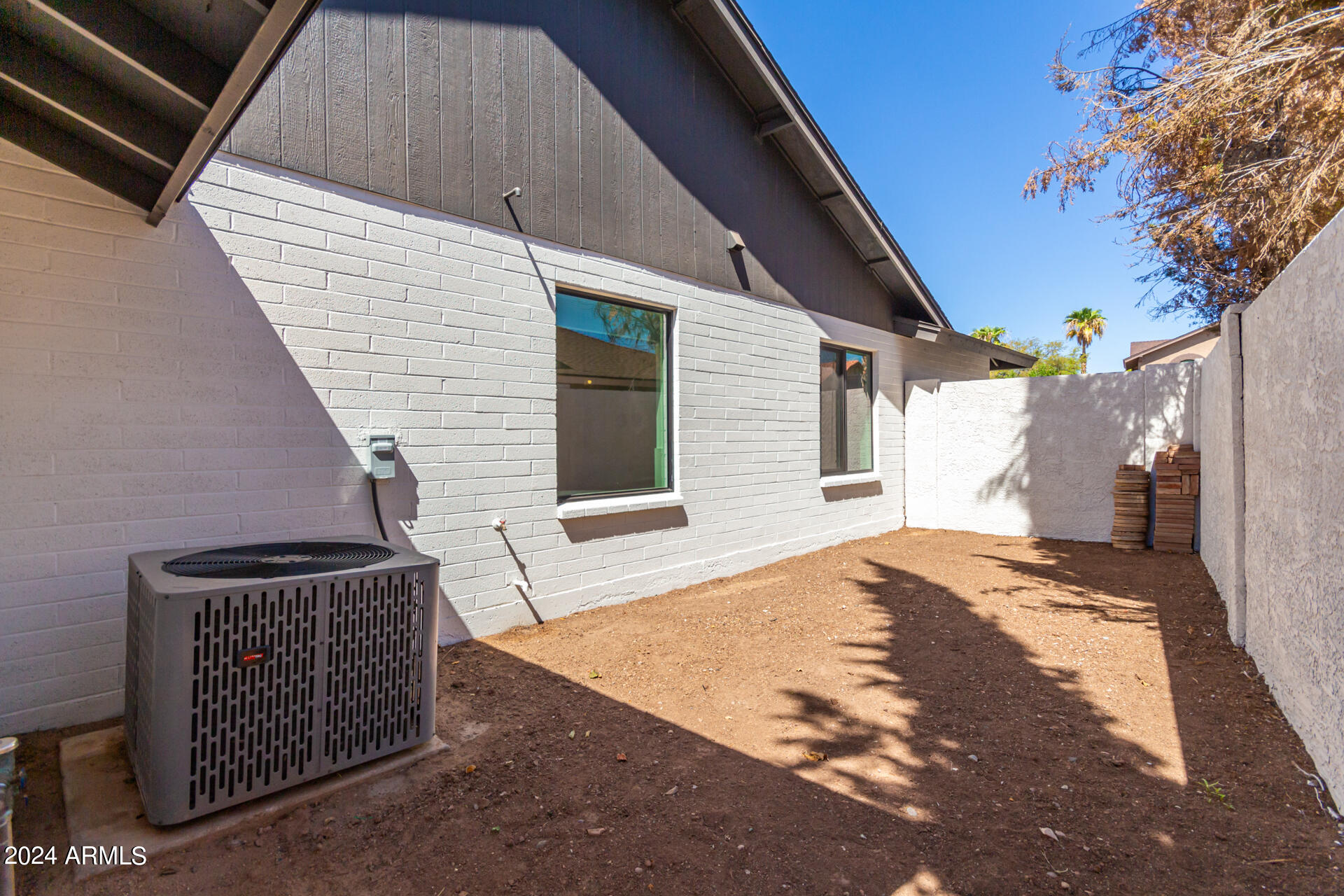 1905 E MYRNA Lane