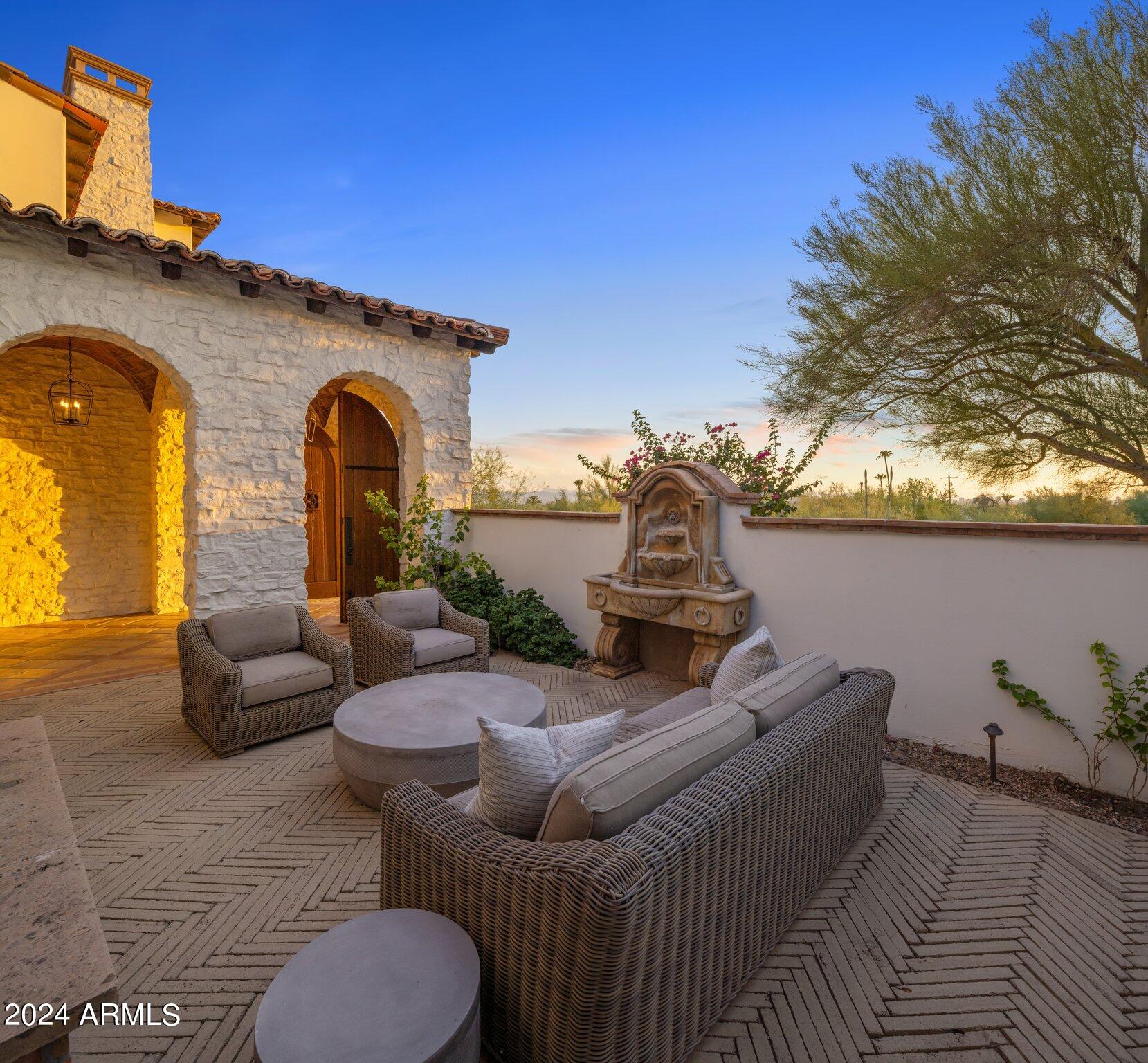 5201 N Saddle Rock Drive