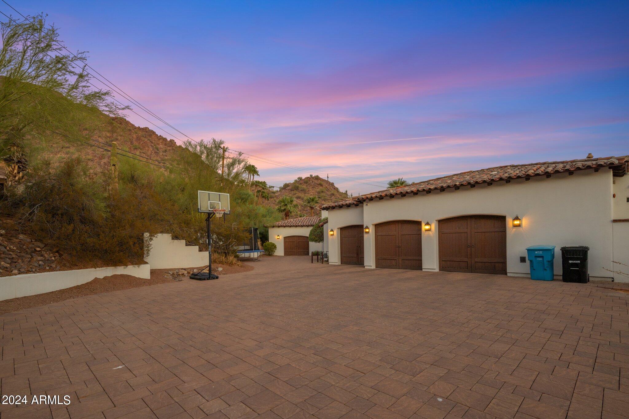 5201 N Saddle Rock Drive