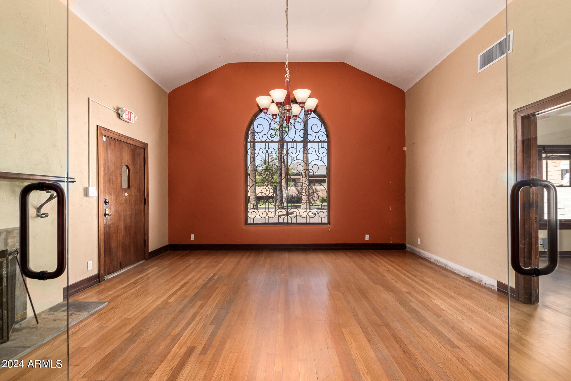 319 E PALM Lane