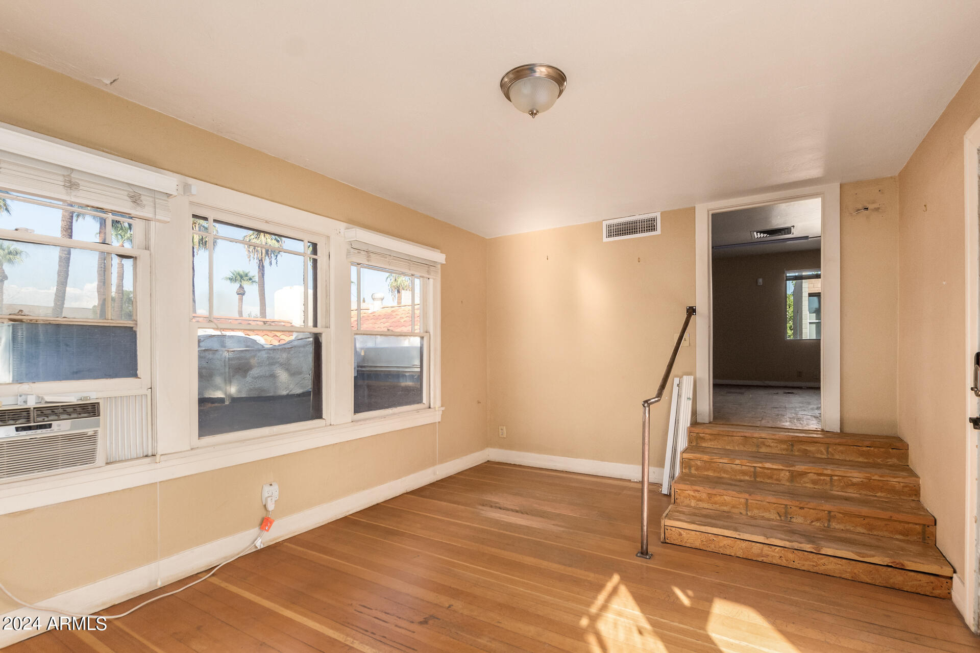 319 E PALM Lane