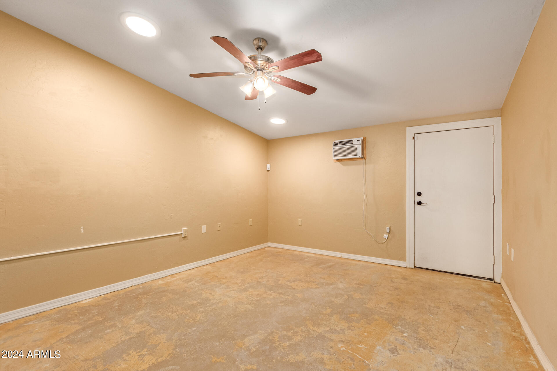 319 E PALM Lane