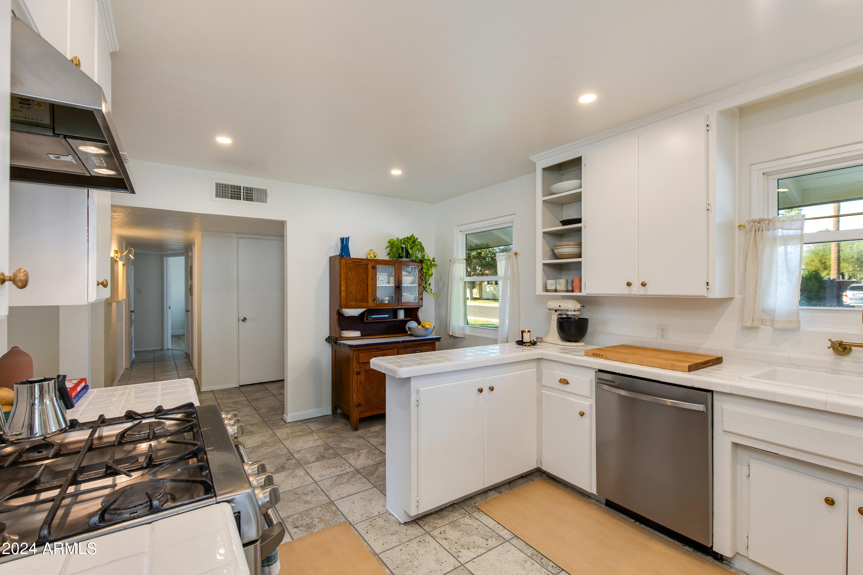 715 W OREGON Avenue