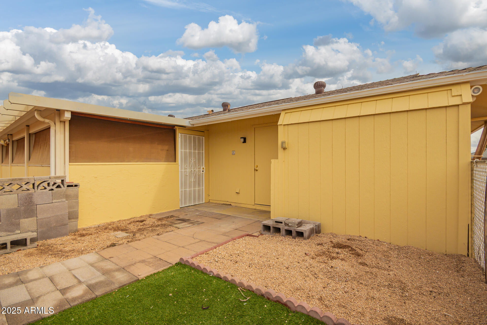 9213 W NEWPORT Drive