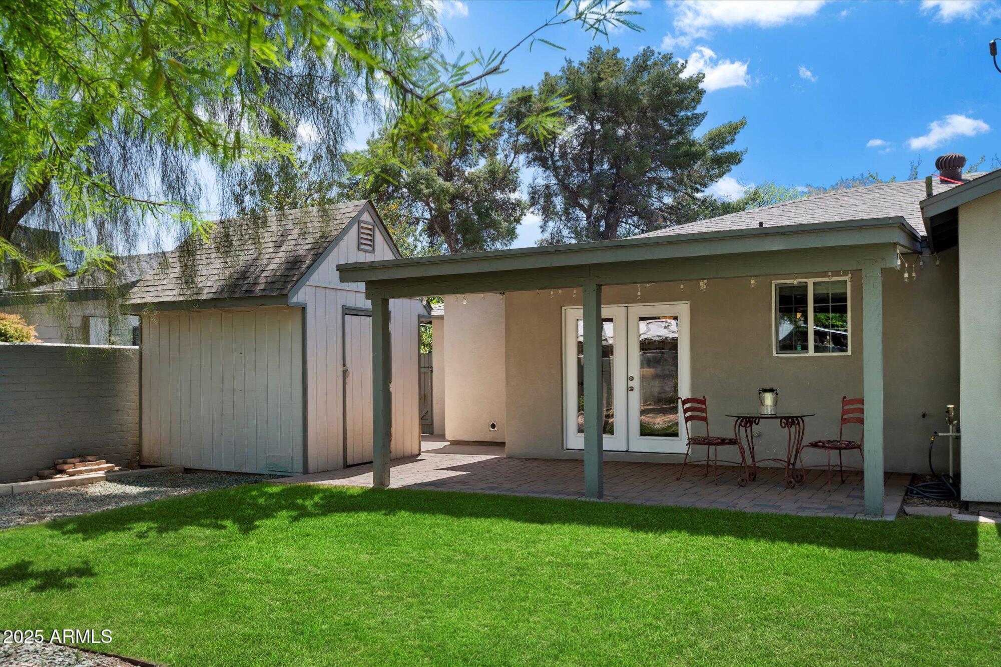 1106 W GLENROSA Avenue