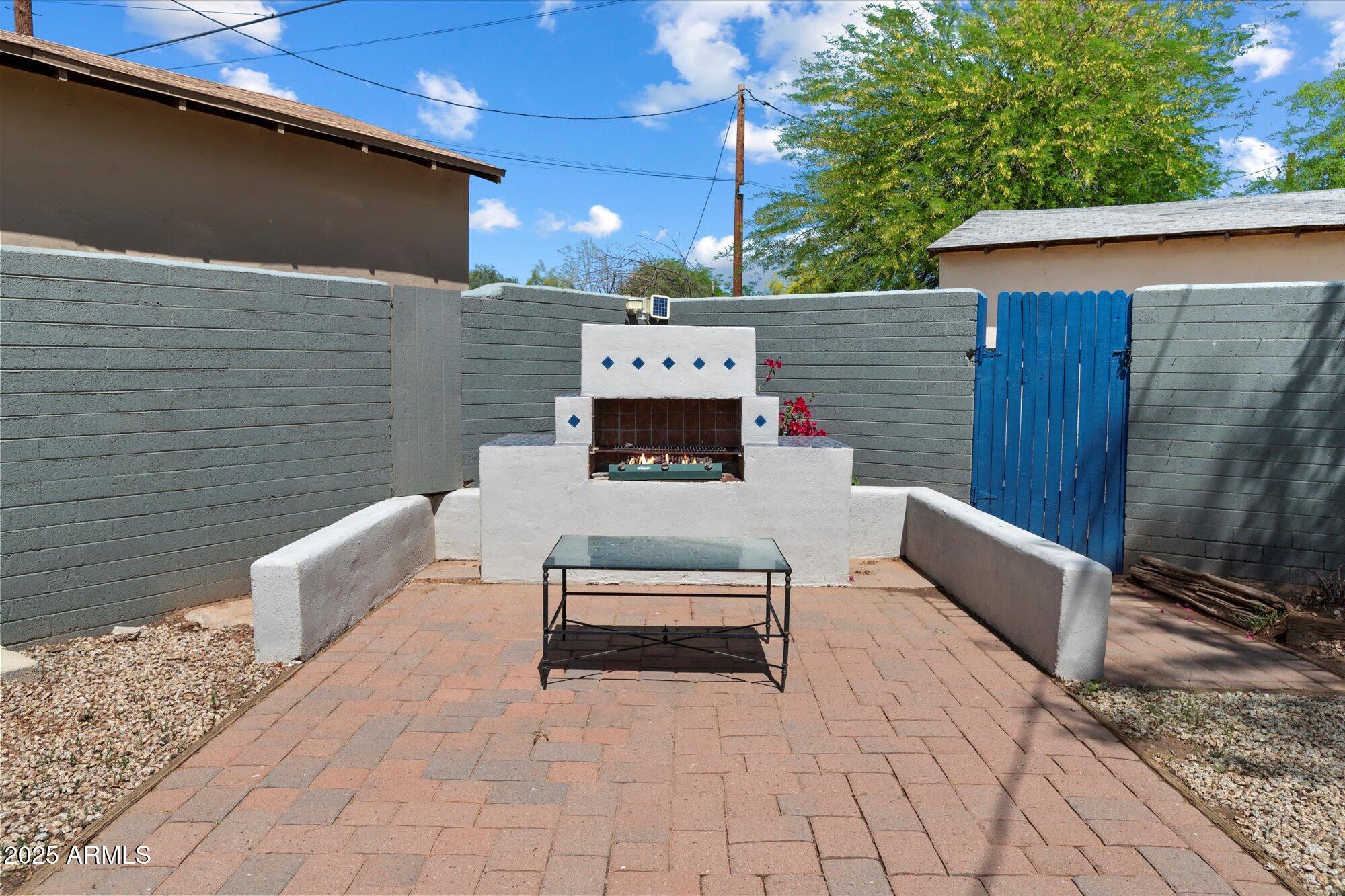 1106 W GLENROSA Avenue