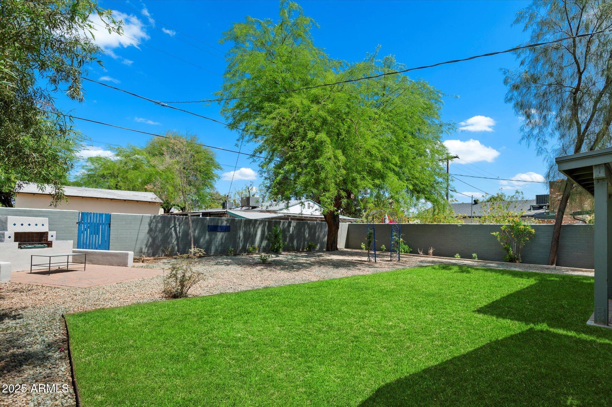 1106 W GLENROSA Avenue