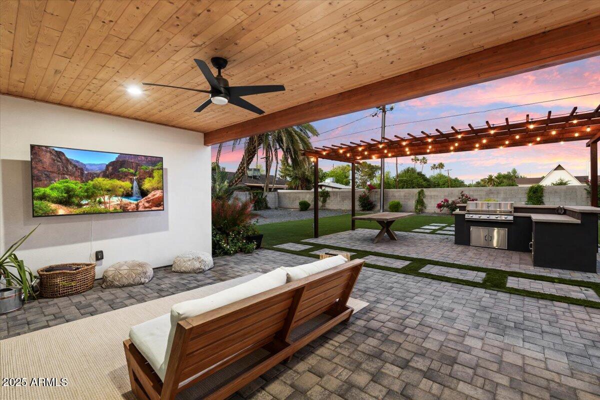 2225 N 38th Way