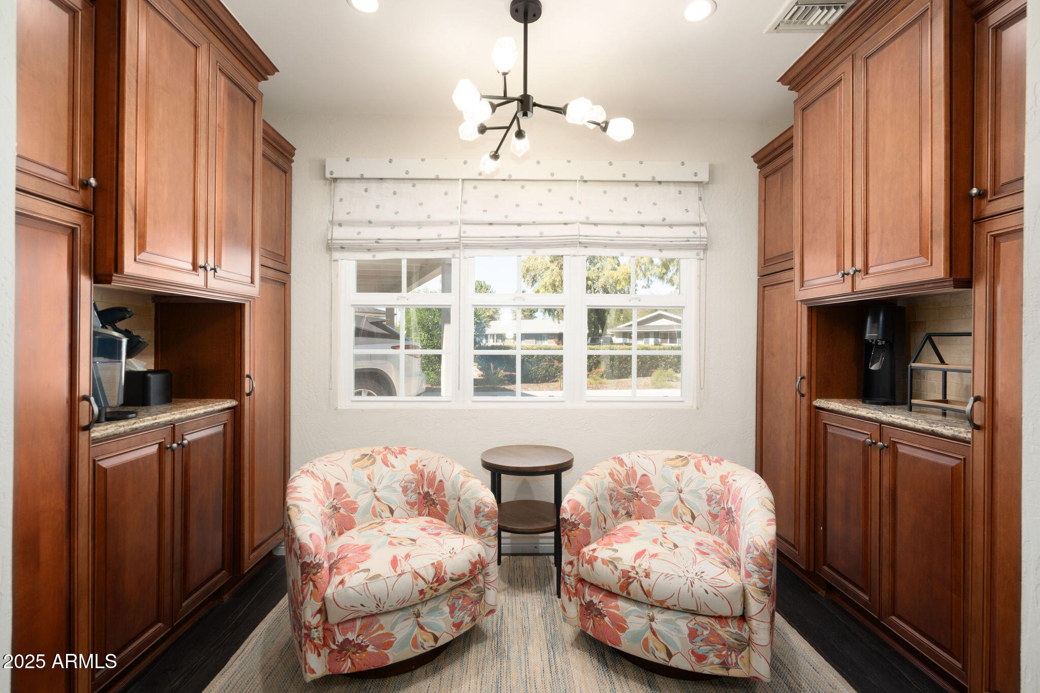 811 W LINGER Lane