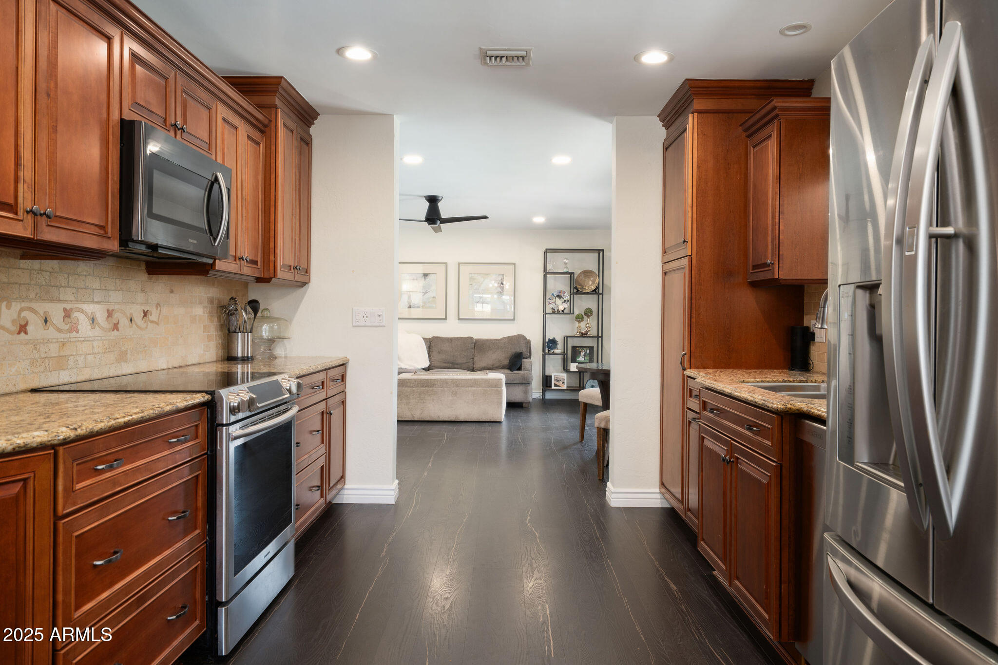 811 W LINGER Lane