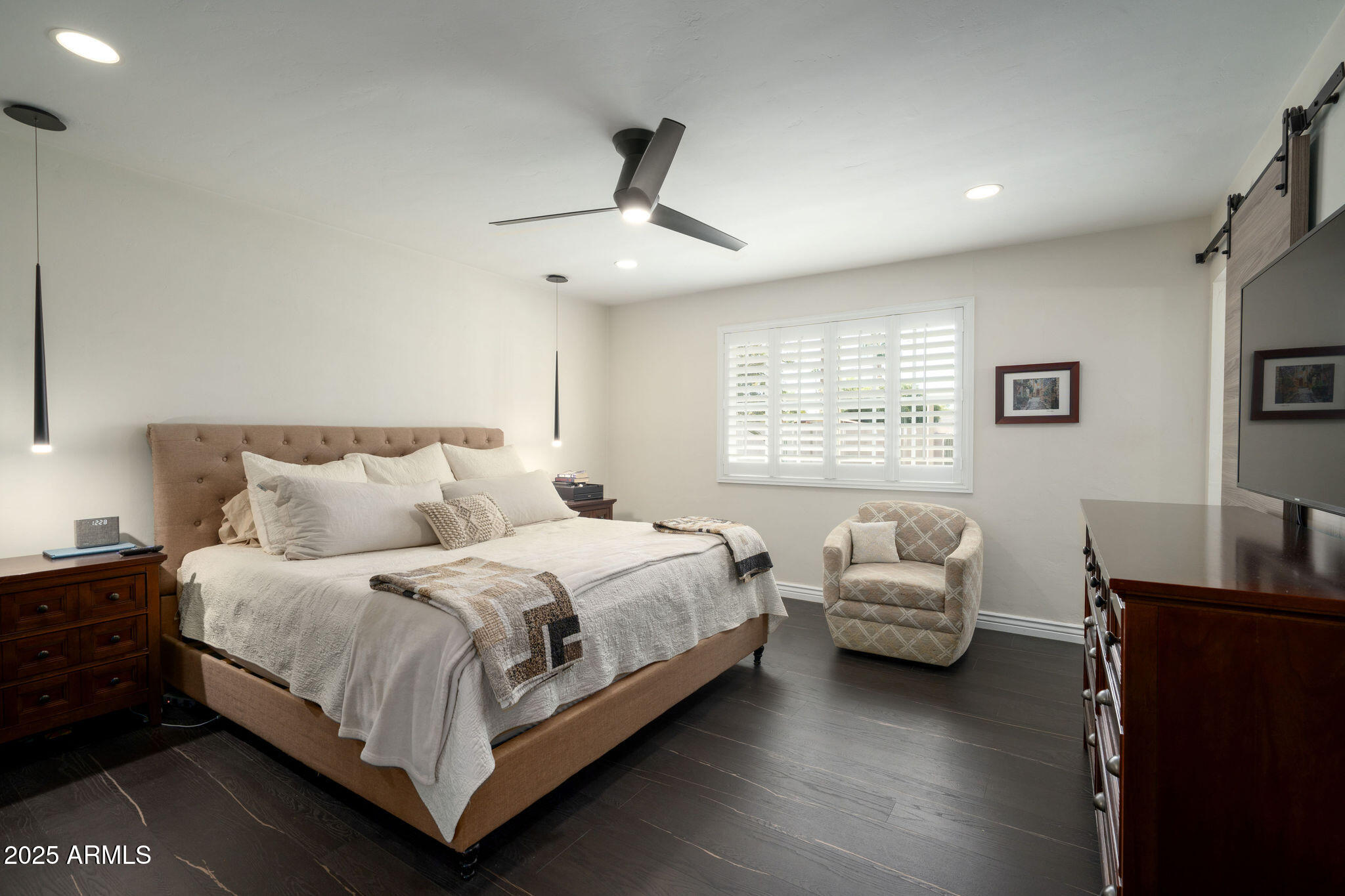 811 W LINGER Lane