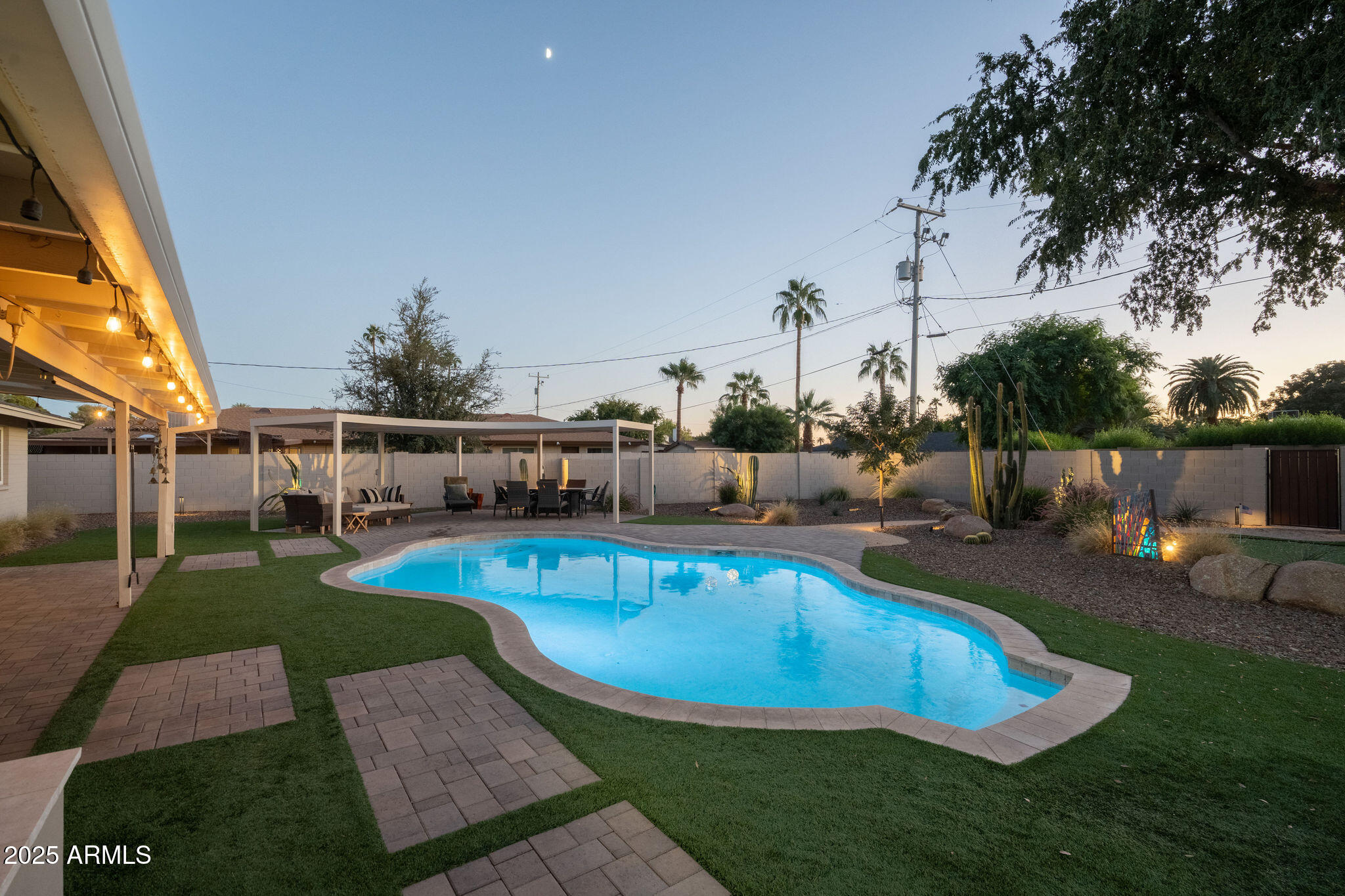 811 W LINGER Lane