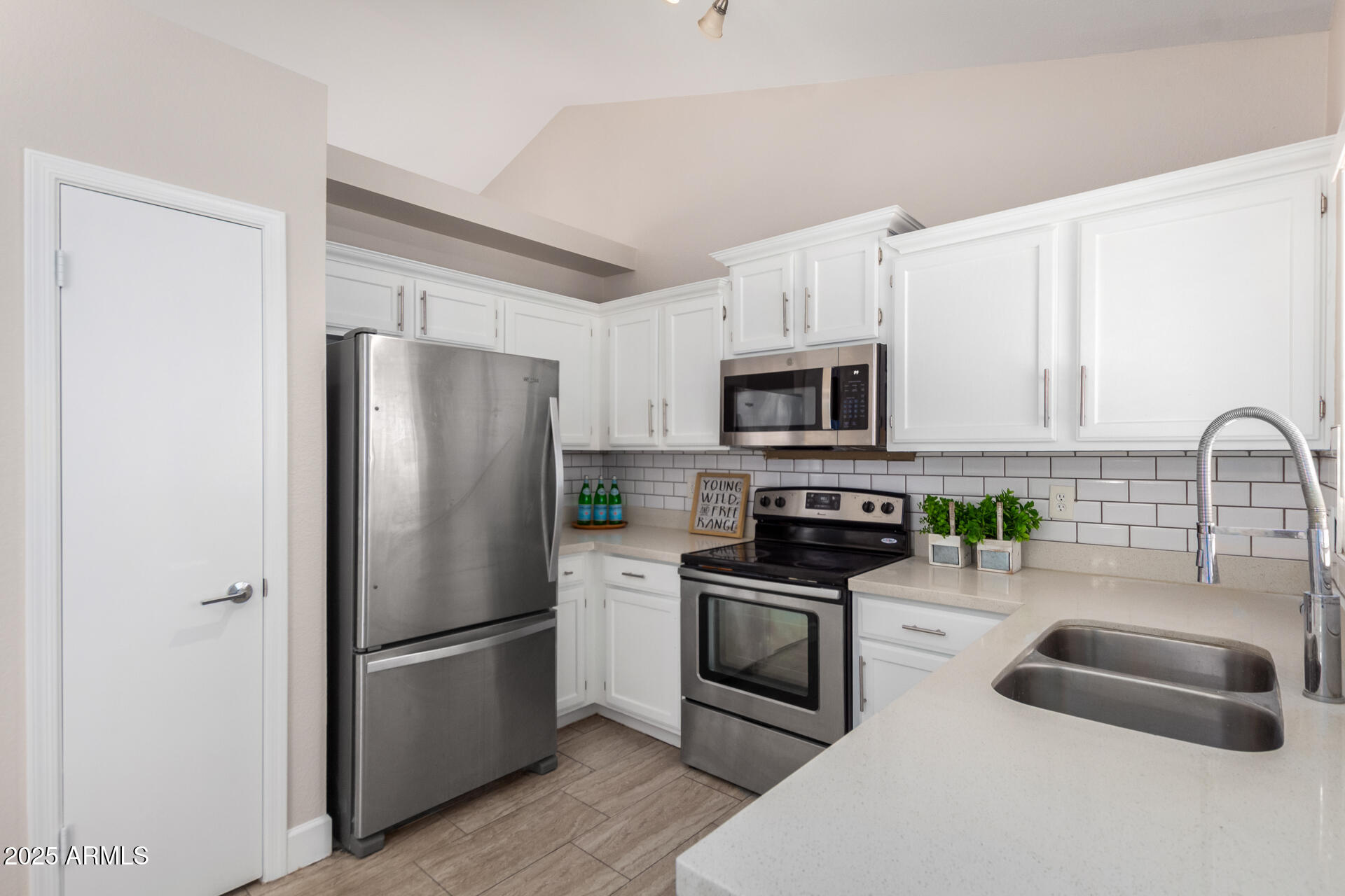 3841 W ELGIN Street
