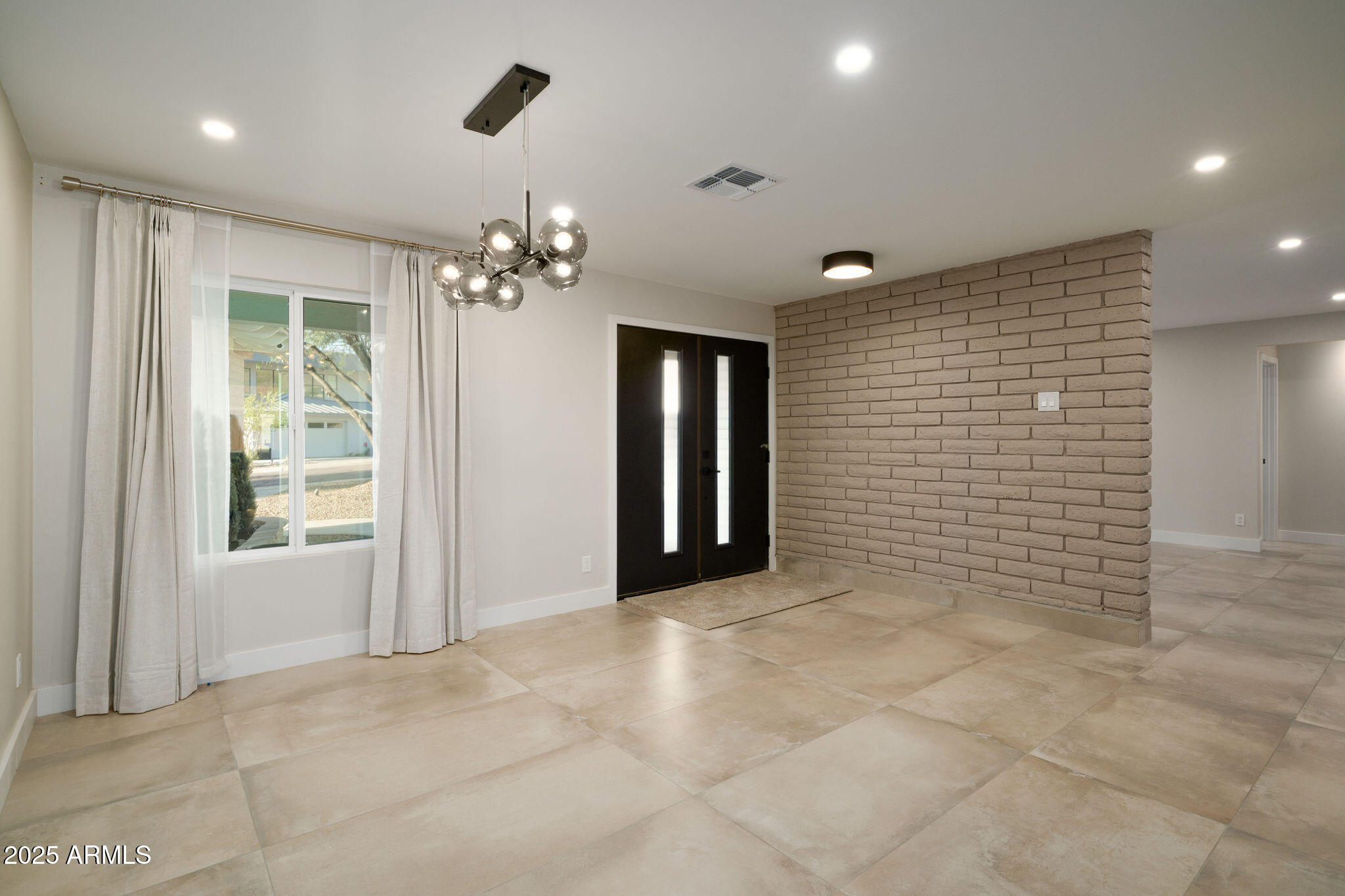 2439 E LINCOLN Circle