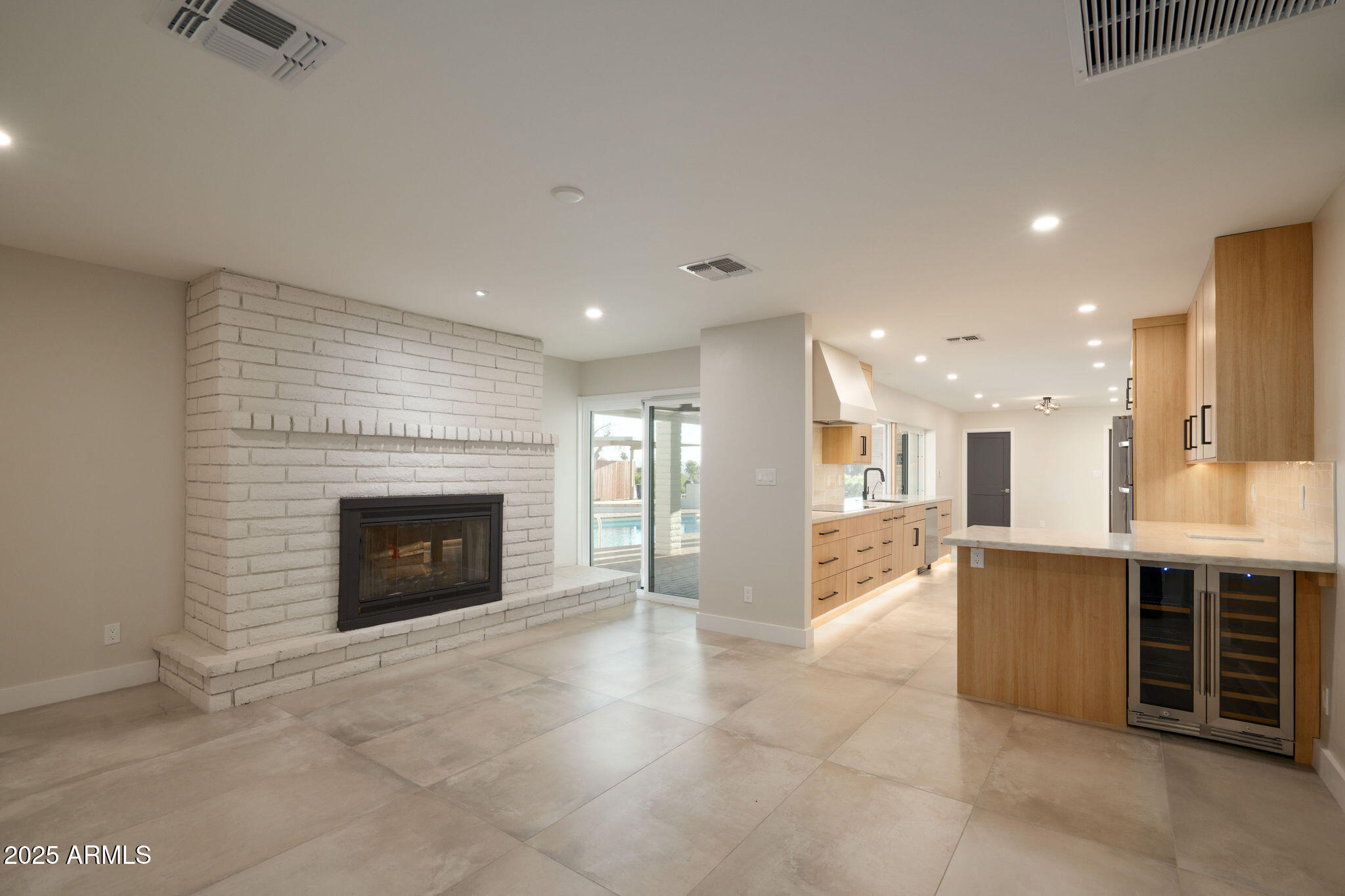 2439 E LINCOLN Circle