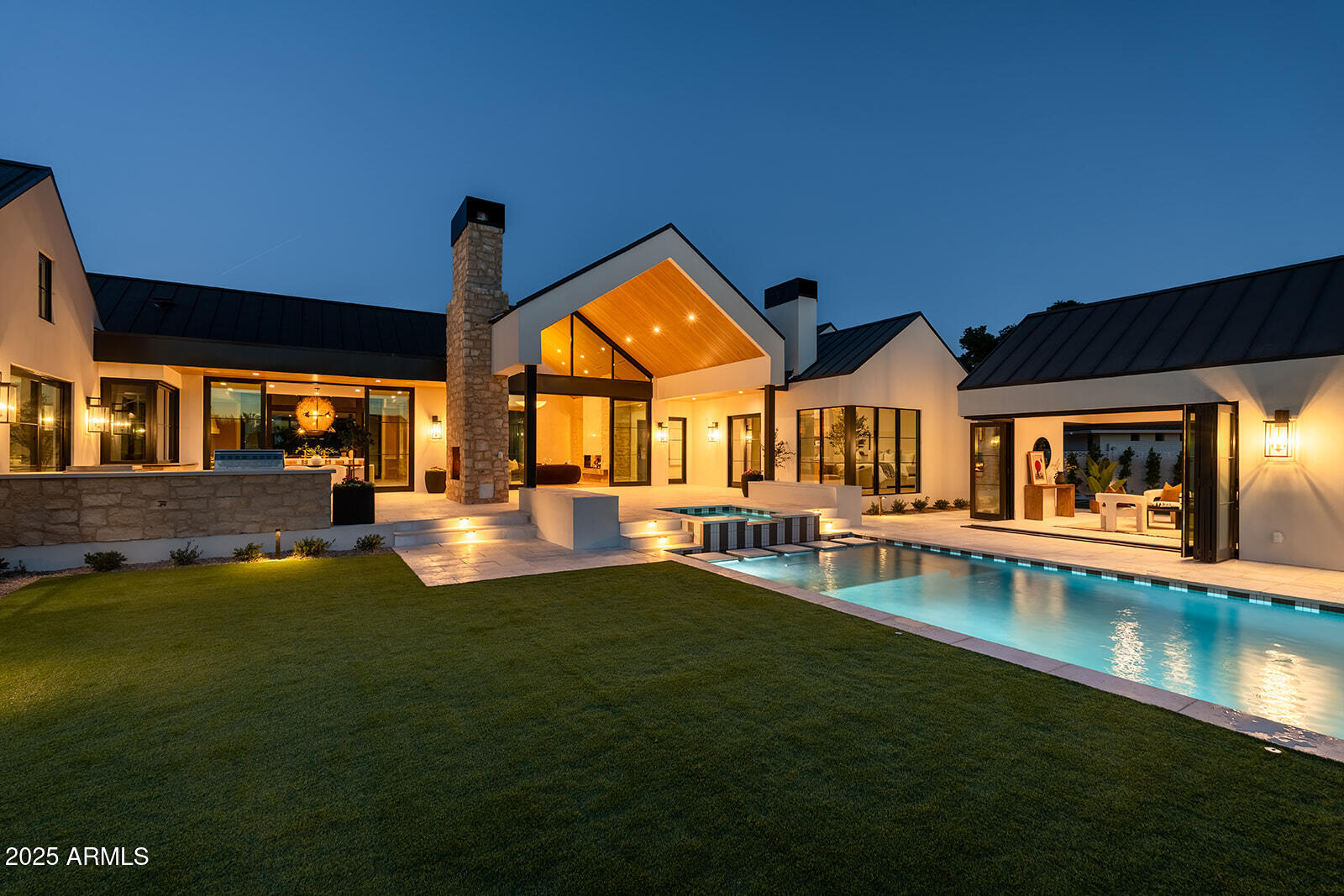 4729 E ARCADIA Lane