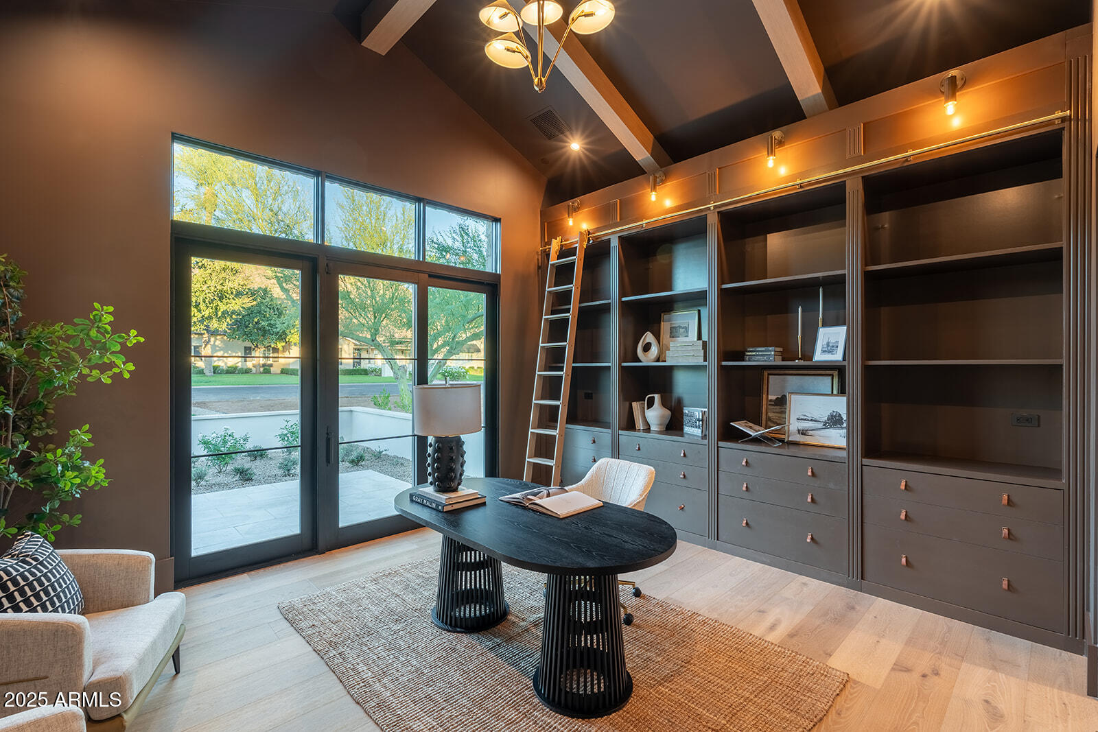 4729 E ARCADIA Lane