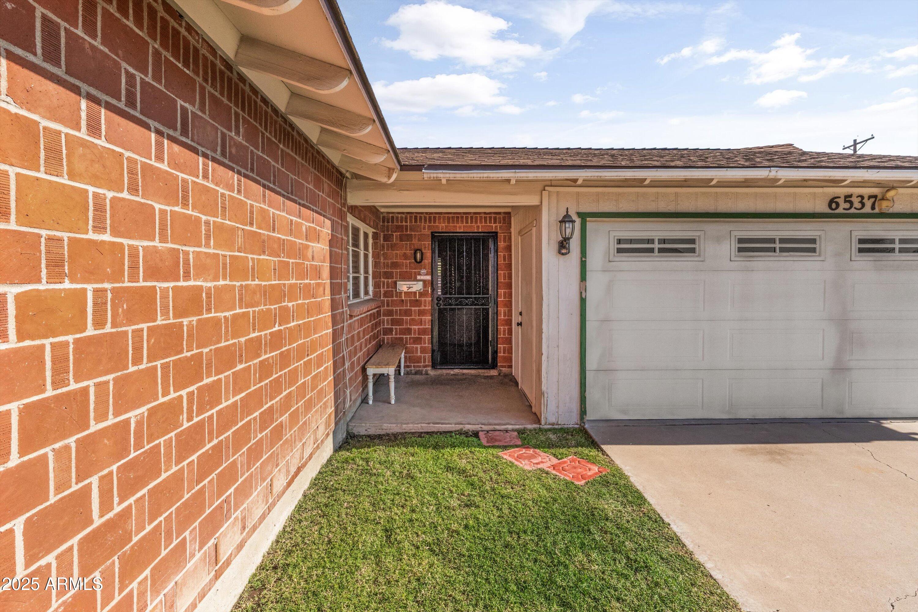 6537 N 41ST Drive