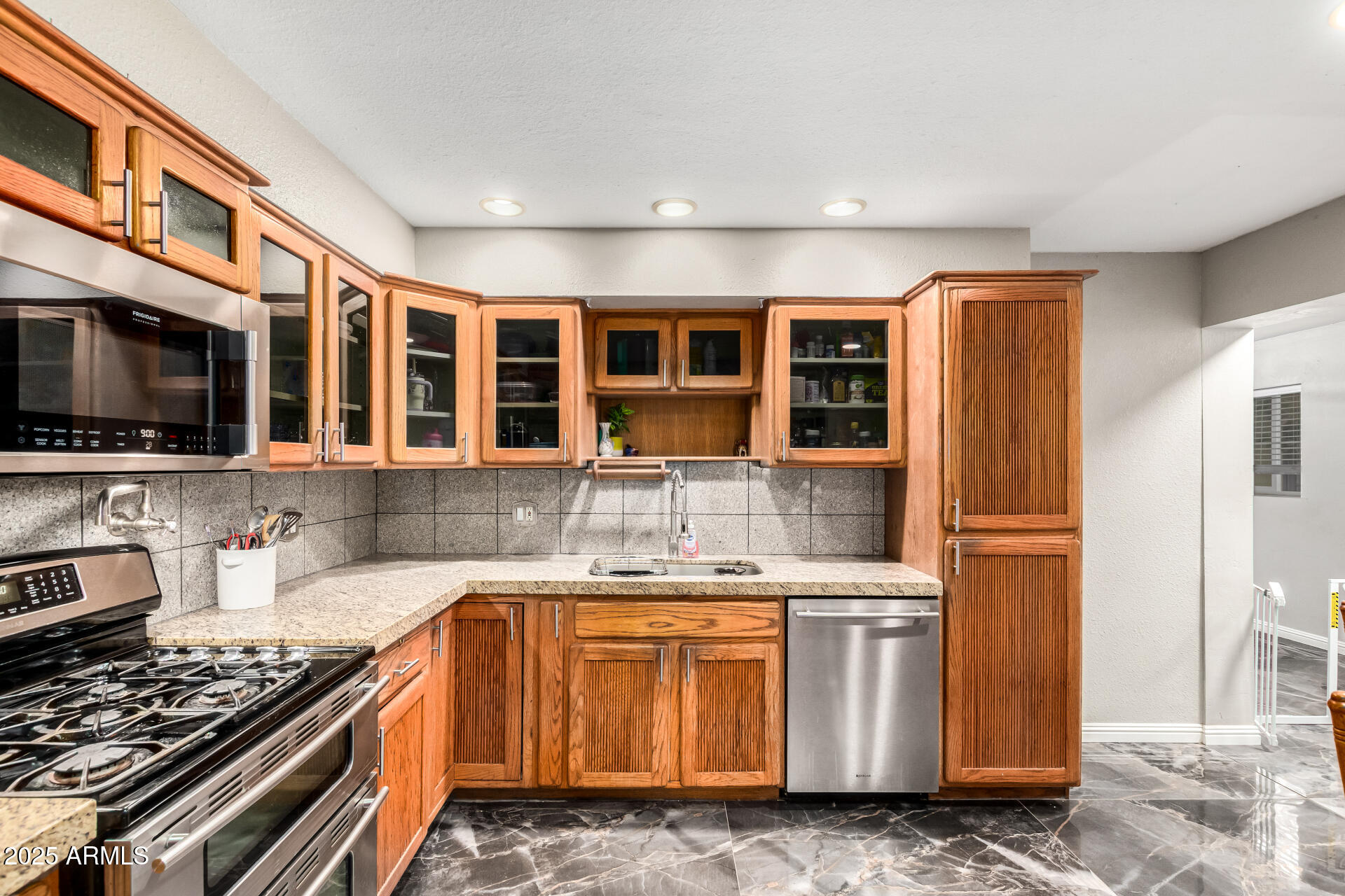 2301 E MARILYN Road