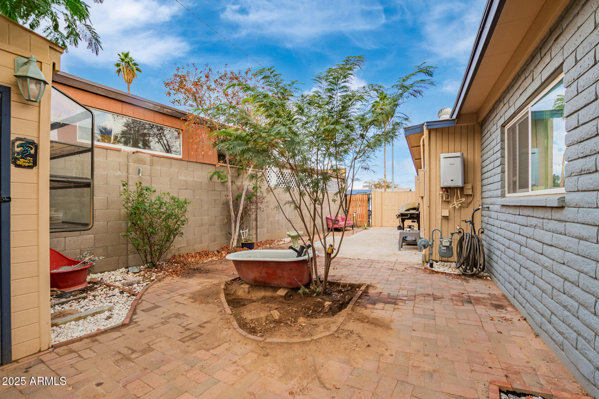2301 E MARILYN Road