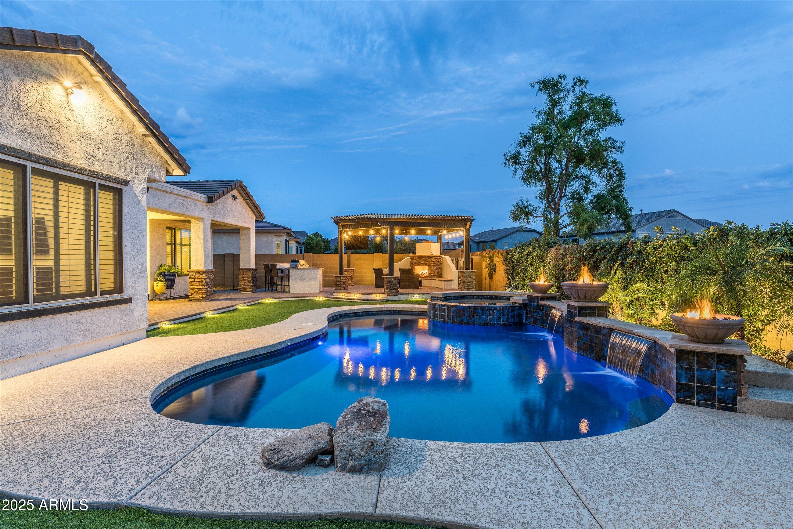 1535 W MOLLY Lane