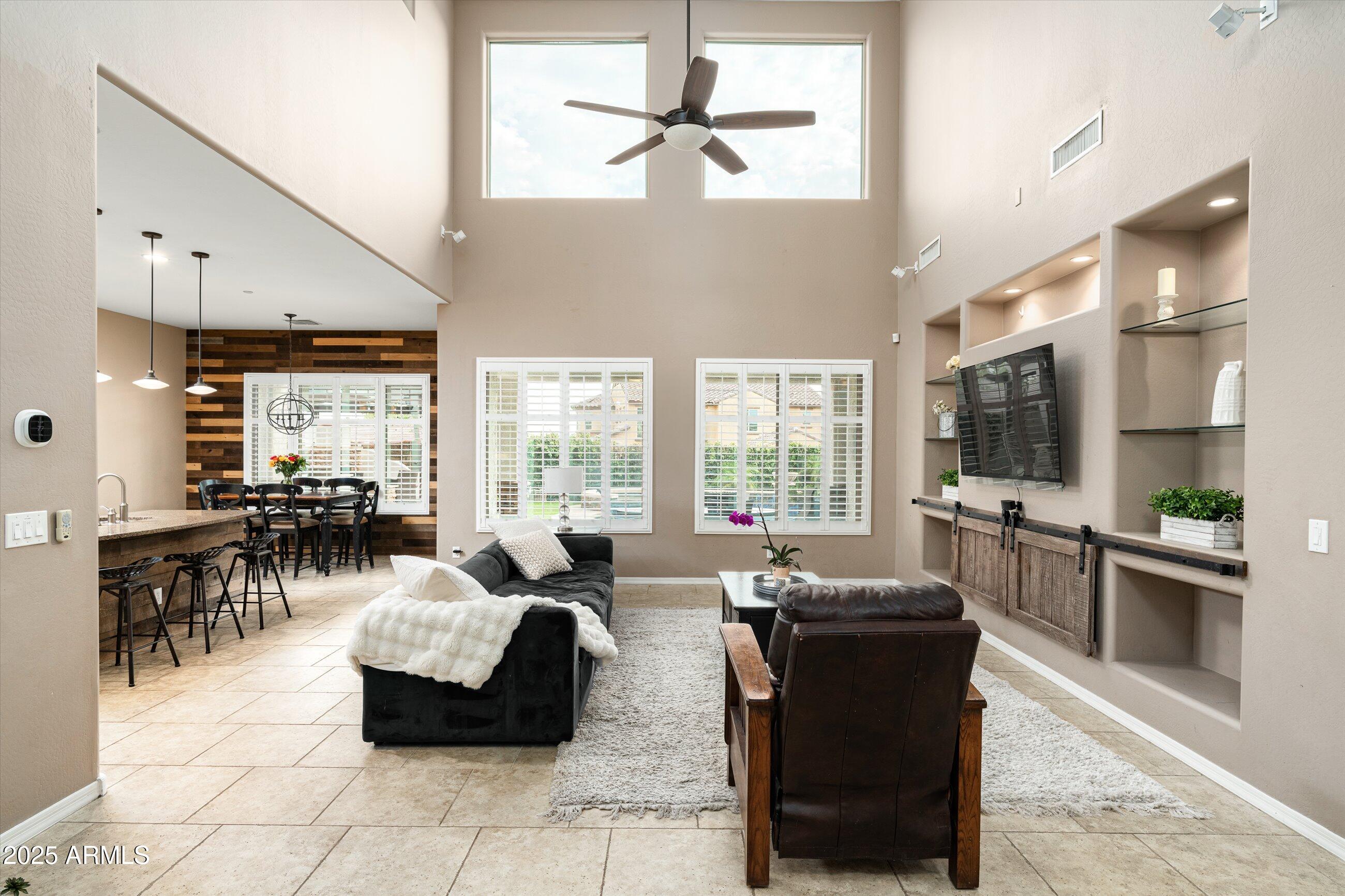 1535 W MOLLY Lane